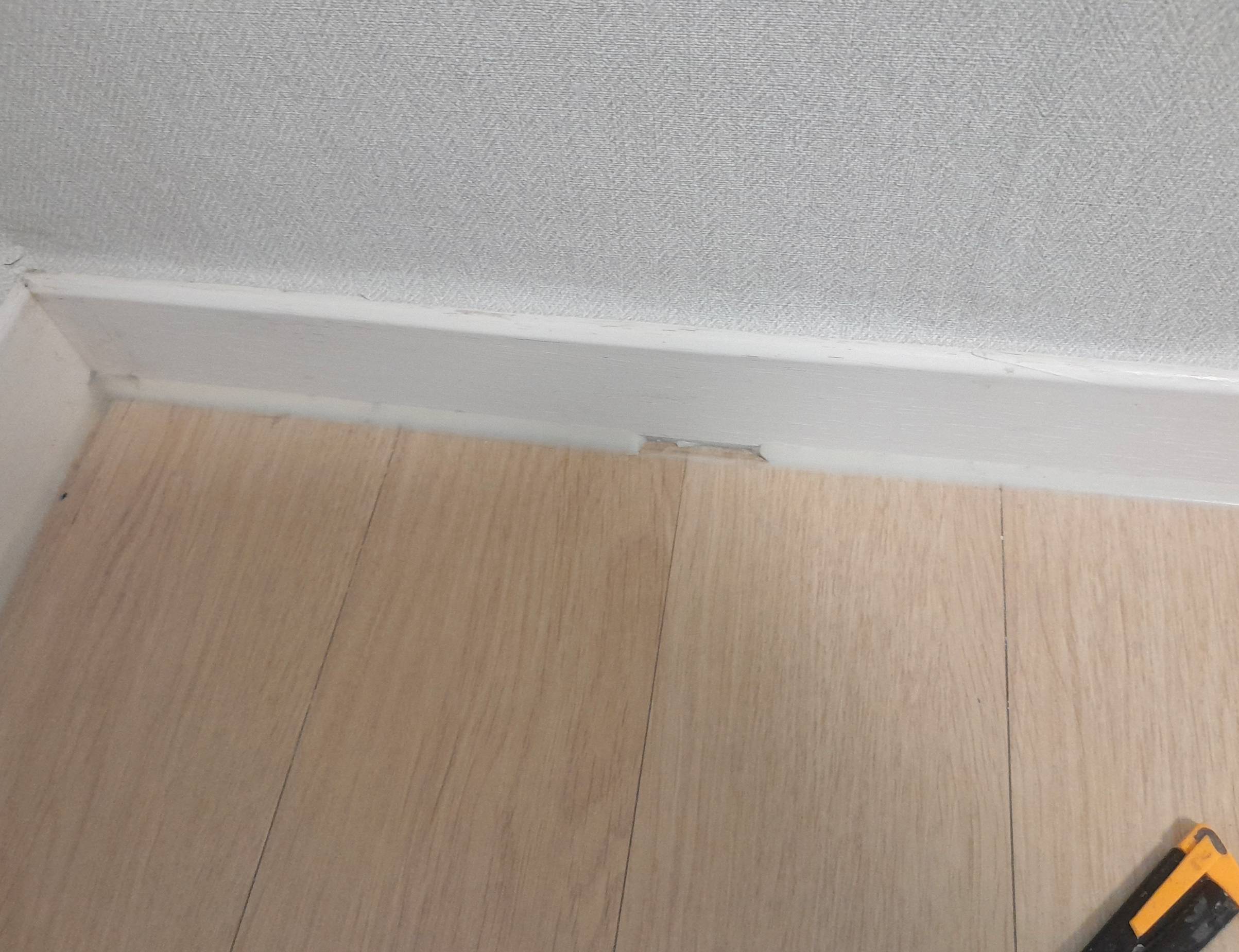 방 벽과 바닥 사이 실리콘이 허 모습